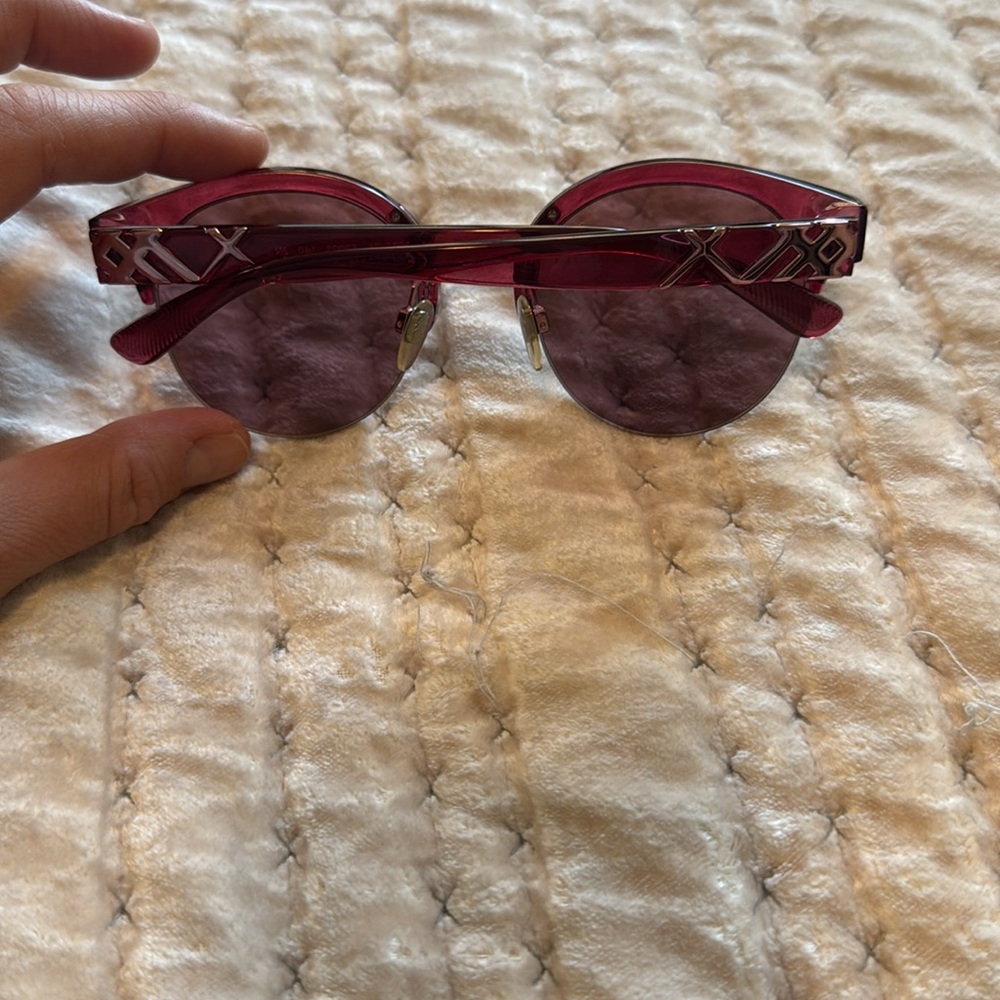 Burberry sunglasses - Picture 2 of 3